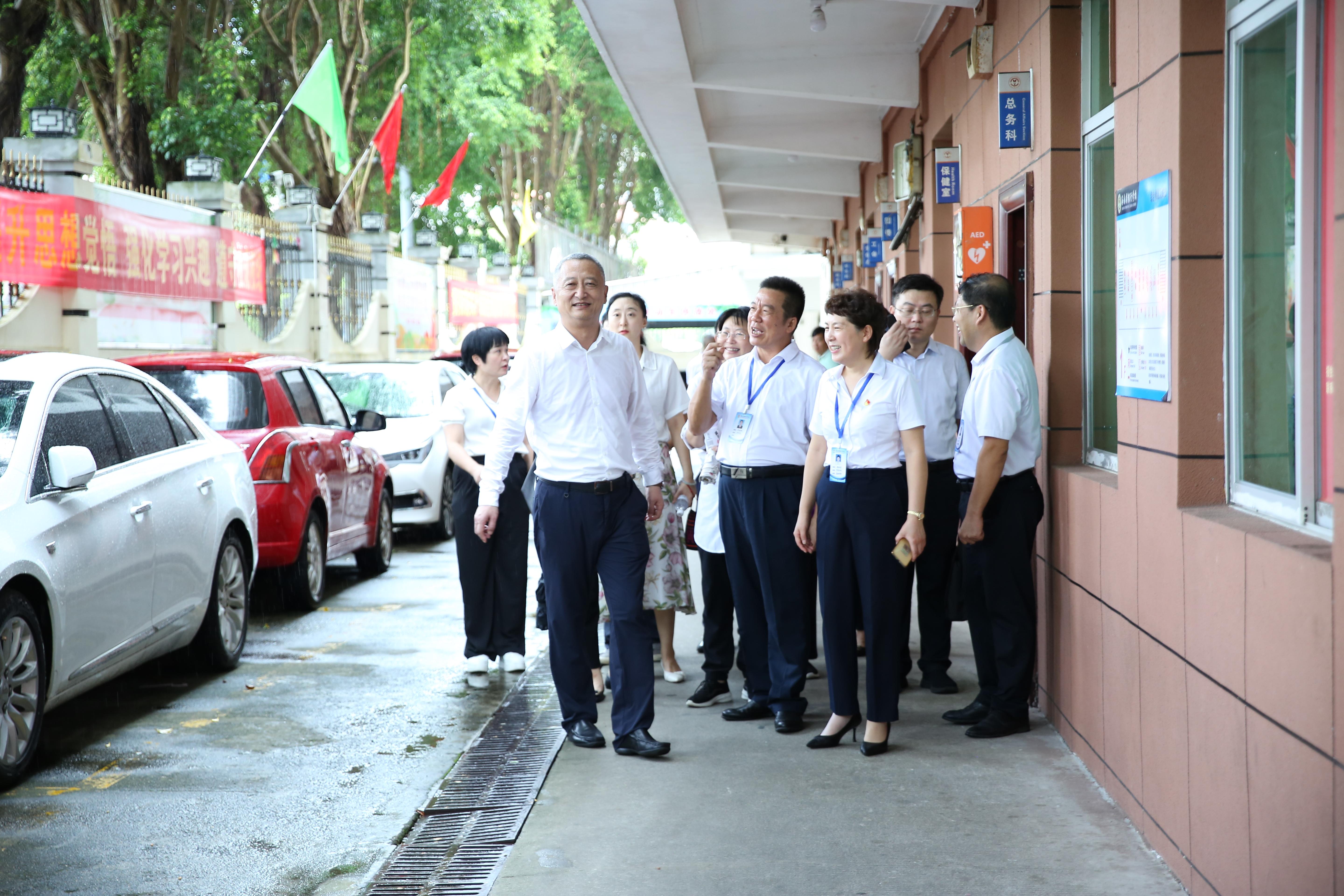 李湖厅长莅临我校开学检查工作